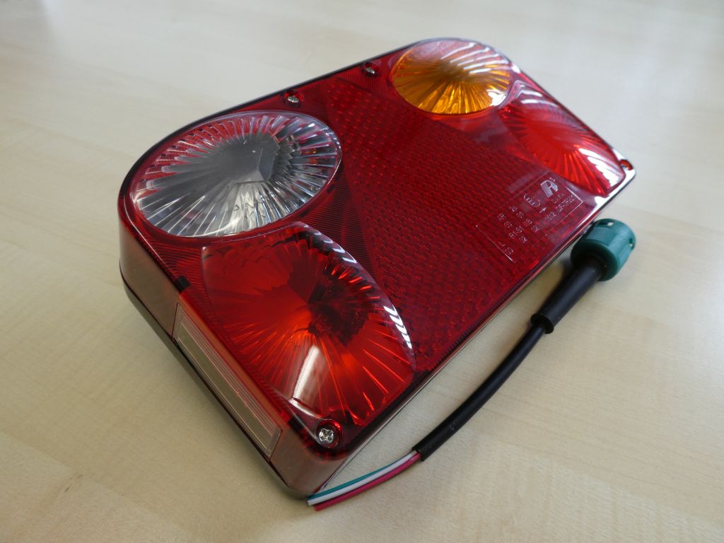DREIKAMMERLEUCHTE rechts Rücklicht 236 x 135 x 57mm Befestigung 2x M5 Lochabstand 150mm