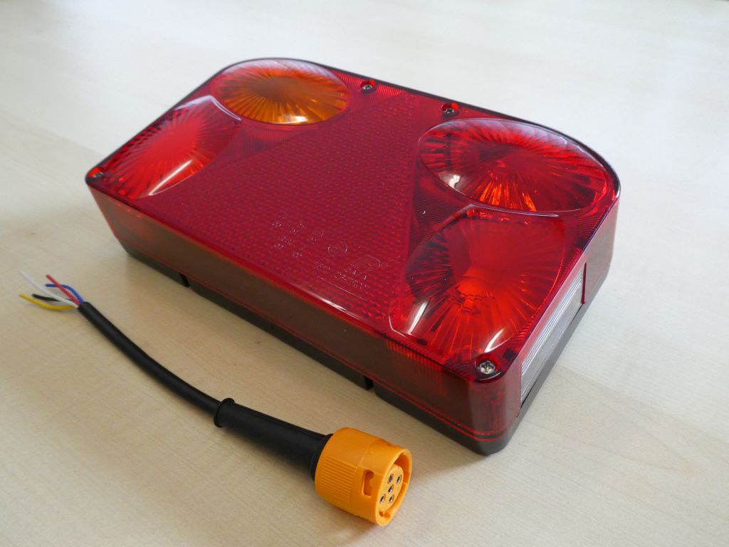 DREIKAMMERLEUCHTE links Rücklicht 236 x 135 x 57mm Befestigung 2x M5 Lochabstand 150mm